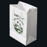 キャンプ ブライズパーティー キャンピング バッチ ウィークエンド ミディアムペーパーバッグ<br><div class="desc">ブライズパーティーのキャンプをテーマにしたイラストがかわいいデザイン。 このグリーンとホワイトのキャンプ バッチ ウィークエンド デザインは、豪華キャンプ、キャンピング ブライズパーティー、山、森、湖の目的地での女子旅に最適です。</div>