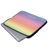 キュイモダンガーリーパステルレインボーグラデーション名前をカスタムする ラップトップスリーブ (正面下部)