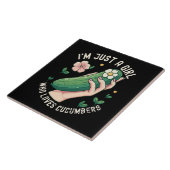 キュウリが大好きな女の子だけ – おもしろいベジタリアン タイル (側面)