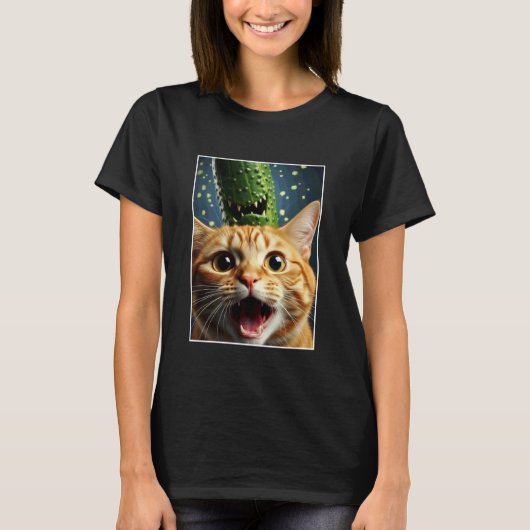 キュウリと写メする猫の面白グラフィック Tシャツ (正面)