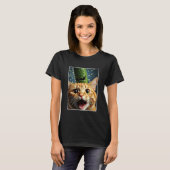 キュウリと写メする猫の面白グラフィック Tシャツ (正面フル)