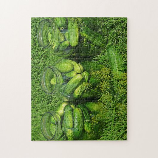 キュウリと草の上のディルの三つの瓶 ジグソーパズル (縦)