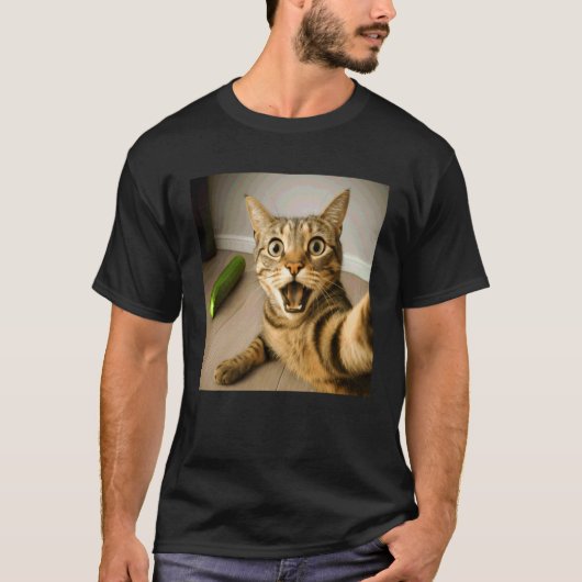 キュウリに驚く猫の自撮りデザインが面白いメメ Tシャツ (正面)