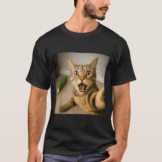キュウリに驚く猫の自撮りパロディデザイン Tシャツ (正面)