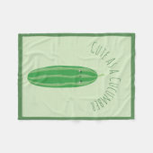 キュウリのかわいいとしておもしろいかわいい フリースブランケット (正面(横))