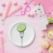 キュウリのスライスをフォークに乗せる ペーパープレート (パーティー)
