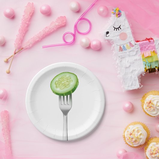 キュウリのスライスをフォークに乗せる ペーパープレート (パーティー)