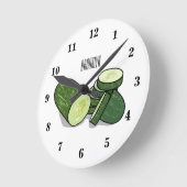 キュウリの漫画イラストレーション ラウンド壁時計 (傾斜)