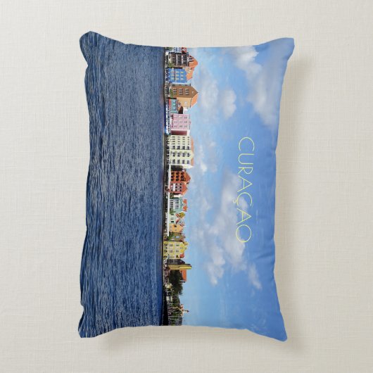 キュラソーのスカイラインと文字(カスタマイズ可能) アクセントクッション (裏面(縦))