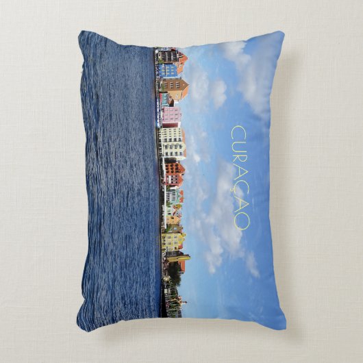 キュラソーのスカイラインと文字(カスタマイズ可能) アクセントクッション (正面(垂直))