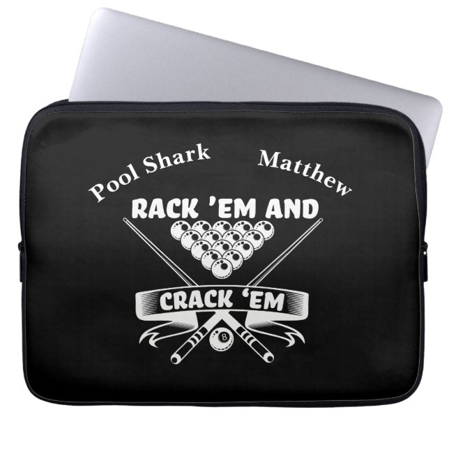 キューとボールを使用したビリヤードのモットー ラップトップスリーブ (正面)