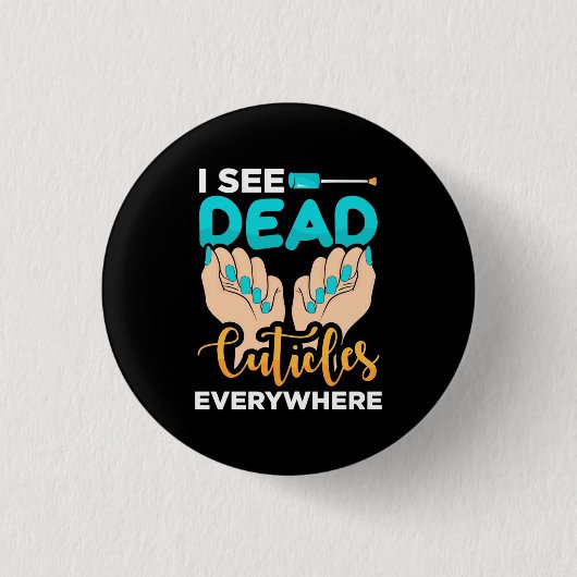 キューティクルがあちこちで見える 缶バッジ (正面)