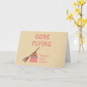 キュートおもしろいな魔女ブロムがユーモア飛んでいるハロウィン カード (黄色い花)