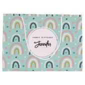キュートお洒落レインボーパターン誕生日 ラージペーパーバッグ (裏面)