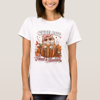 キュートだけど野生の本好き猫のフェール・パンプキンスパイス Tシャツ