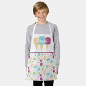 キュートなアイスクリームコーン溶けピンクの散水ミックス エプロン (着用した状態)