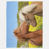 キュートなアイスランドの馬が春の牧草地でカドル –  フリースブランケット (正面)