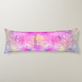 キュートなイリデセン銀フェイクグリッターモノグラム ボディピロー (正面)