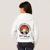 キュートなウサギがニンジンを抱えるレトロな夕焼けTシャツ (裏面フル)