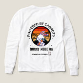 キュートなウサギがニンジンを抱えるレトロサンセットTシャツ (デザイン背面)