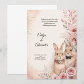 キュートなウサギの花嫁と花婿 ピンクの花とゴールドの結婚式 招待状 (正面/裏面)