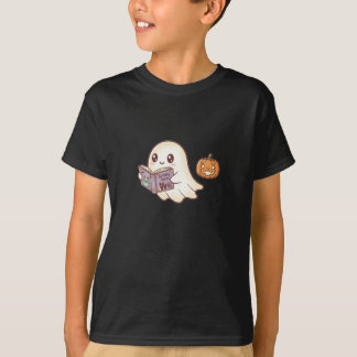 キュートなオバケがホラーの本を読むハロウィーンのキャラクター Tシャツ