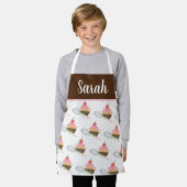 キュートなカップケーキ渦巻きチョコレートピンクウィスクスプレー エプロン (着用した状態)