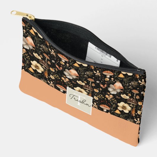 キュートなキノコと花の秋模様 アクセサリーポーチ (見開き)