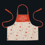 キュートなクッキーテイスティングクルーのクリスマスパターン エプロン<br><div class="desc">このおもしろいホリデーベーキングエプロンは、サンタ帽、雪だるま、クリスマスツリー、天使、ミトン、キャンディーケーンなどのアイスのクリスマスクッキーのパターンを特徴とする。文字読の「COOKIE TASTING CREW」は、好きな事をカスタマイズ言うことができる。:)赤はオレンジ色の一種で、背景はベージュ。ギフト素晴らしアイディア子供へホリデーシーズン!</div>