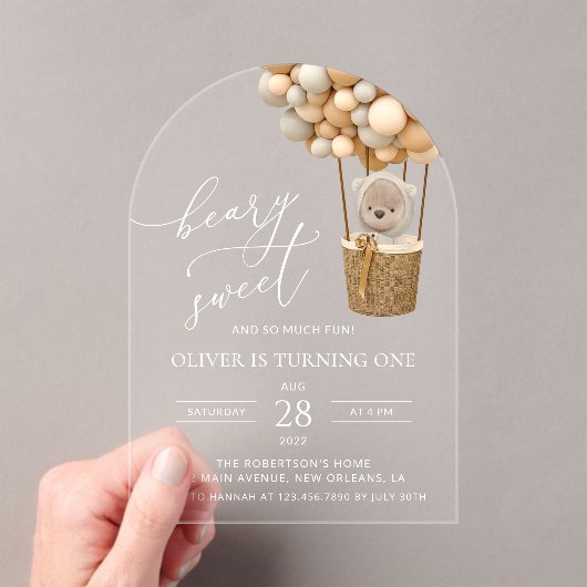 キュートなクマ，ベージュのバルーン，第1誕生日 アクリル招待状 (インサイチュ (ポータブル))