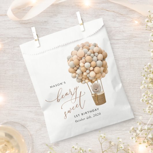 キュートなクマ，ベージュのバルーン，第1誕生日 フェイバーバッグ (クリップ留めされた状態)