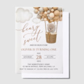 キュートなクマ，ベージュのバルーン，第1誕生日 ベラム紙招待状 (オフセット)