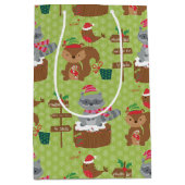 キュートなクリスマスラクーンとリス&スノーフレーク ミディアムペーパーバッグ (正面)