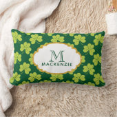 キュートなグリーンクローバーシャムロックパターンとモノグラム ランバークッション (ブランケット)