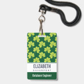 キュートなグリーンクローバー模様 バッジ (ストラップ付き裏面)