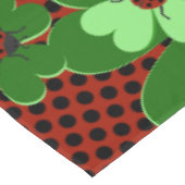 キュートなグリーンレッドラディバグ虫クローバー葉 テーブルクロス (アングル)