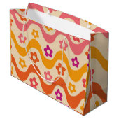 キュートなグルーヴィーな花柄のレトロな波模様 ラージペーパーバッグ (裏面アングル)