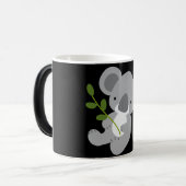 キュートなグレーのコアラ熊と緑の葉 モーフィングマグカップ (正面左)
