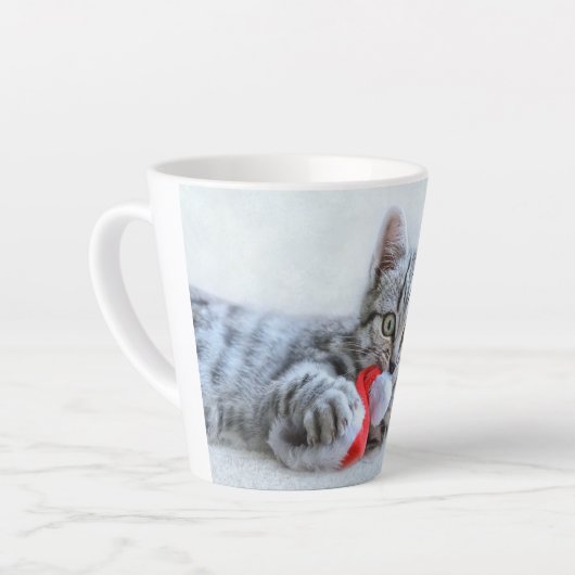 キュートなグレータブビーキャットとクリスマスハットクリスマス カフェラテマグ (左アングル)