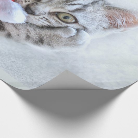 キュートなグレータブビーキャットとクリスマスハットクリスマス ラッピングペーパー (角)