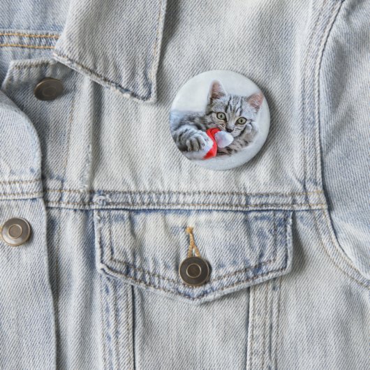 キュートなグレータブビーキャットとクリスマスハットクリスマス 缶バッジ (インサイチュ)