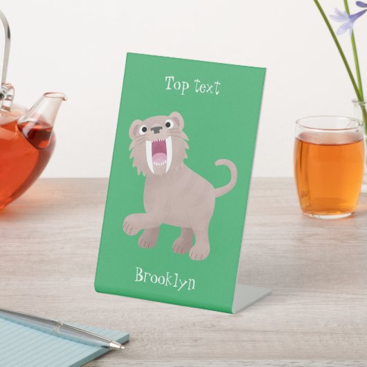 キュートなサーベル歯付きタイガー・スミロドン漫画 台座サイン (インサイチュ)