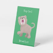 キュートなサーベル歯付きタイガー・スミロドン漫画 台座サイン (正面)