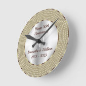 キュートなシルバーと金ゴールド記念日 ラウンド壁時計 (傾斜)