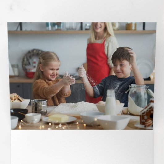 キュートなジンジャーブレッドのメリークリスマスマルチフォト 三つ折りクリスマスカード (内部最初)