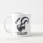 キュートなスカンク – 発生した強力な悪臭を起こもしす コーヒーマグカップ (左)