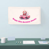 キュートなナマケモノのピンクのオープンカーの誕生日 横断幕 (トレードショー)