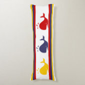 キュートなネイビーブルーレッドイエローホエーストライプのル ボディピロー (正面縦)