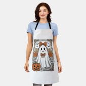 キュートなハロウィンの幽霊 ビンテージ風彫刻Tシャツ デザイン エプロン (着用した状態)