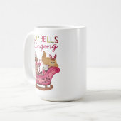 キュートなピンクのスレイベルがクリスマスパンを鳴らす コーヒーマグカップ (正面左)